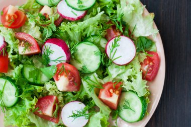 Domates ve salatalık salatası marul leafes ile