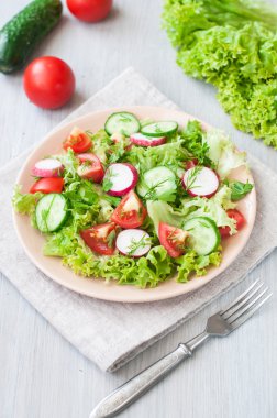 Domates ve salatalık salatası marul leafes ile