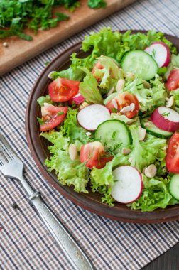 Domates ve salatalık salatası marul leafes ile