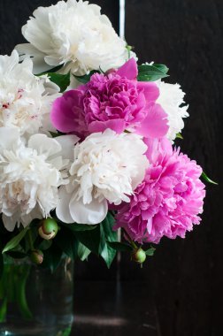 ahşap arka plan üzerinde beyaz ve pembe peonies