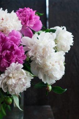 ahşap arka plan üzerinde beyaz ve pembe peonies