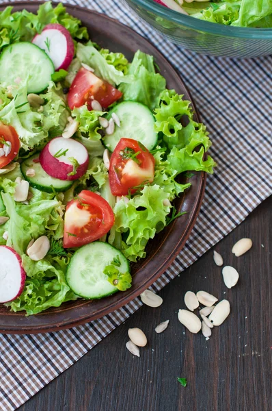 Salade de tomates et de concombre avec feuilles de laitue — Photo