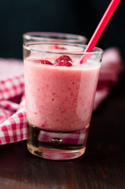 çilek ve muz ile taze ev yapımı güler yüzlü