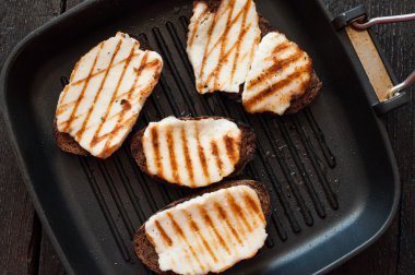 Crostini Kızarmış peynirli ızgara