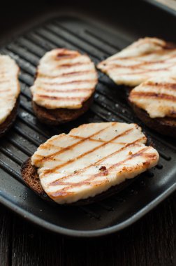 Crostini Kızarmış peynirli ızgara