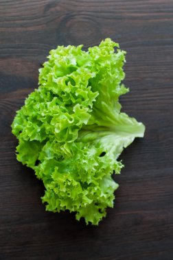 siyah ahşap masa üzerinde (marul) taze yeşil salata yaprakları
