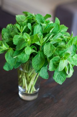 Tahta arka planda taze nane yaprakları