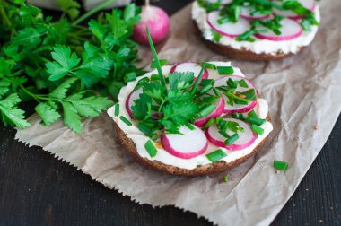 Doğranmış sebzeler, otlar ve yağ ile İtalyan domates bruschetta