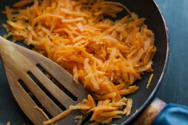 Kızarmış havuç pan ve zeytin yağı, doğranmış