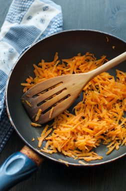 Kızarmış havuç pan ve zeytin yağı, doğranmış