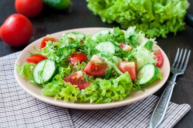 Domates ve salatalık salatası marul leafes ile