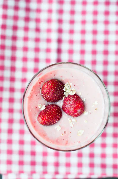 Batido casero fresco con fresa y plátano —  Fotos de Stock