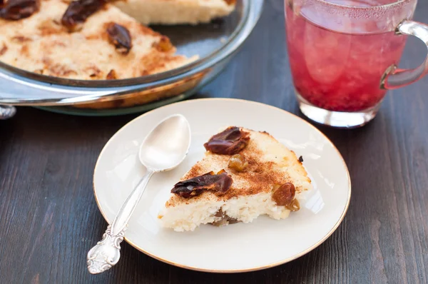 Piece of cottage cheese casserole with raisins — Stock Photo, Image