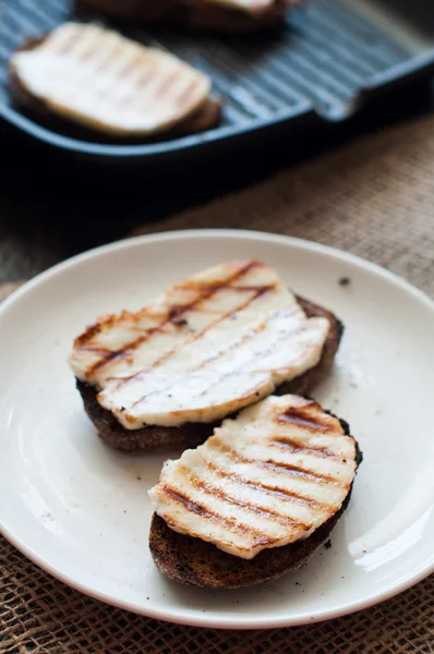 Crostini con formaggio fritto alla griglia — Foto Stock