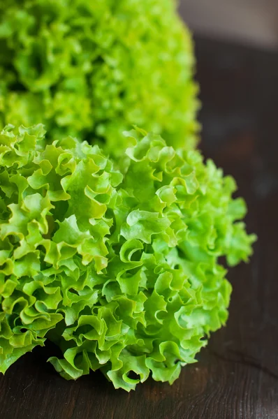 siyah ahşap masa üzerinde (marul) taze yeşil salata yaprakları