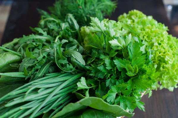 Varias verduras frescas con lechuga, menta, eneldo y perejil — Foto de Stock