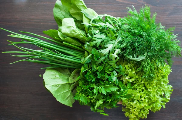 Varias verduras frescas con lechuga, menta, eneldo y perejil — Foto de Stock