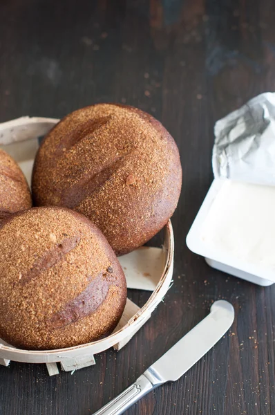 Round loaf of homemade brown wheat bread — Stock Photo, Image