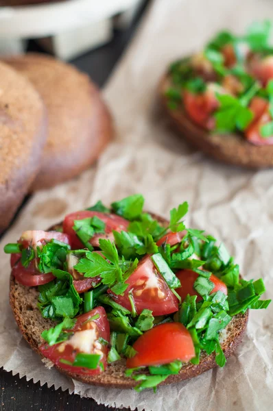 Italian tomato bruschetta with chopped vegetables, herbs and oil — Stock Photo, Image