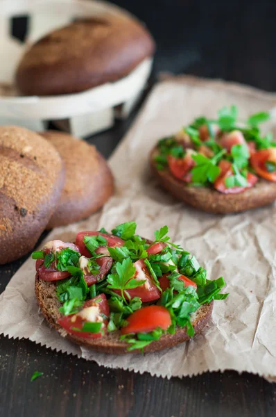 Italian tomato bruschetta with chopped vegetables, herbs and oil — Stock Photo, Image