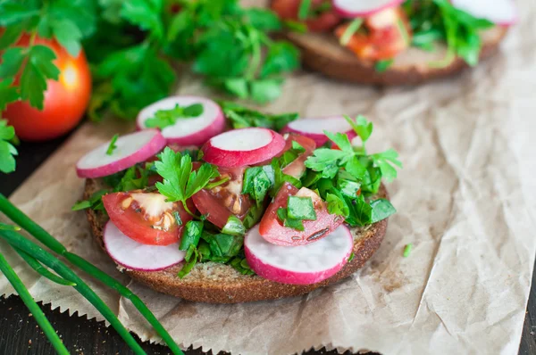 Italian tomato bruschetta with chopped vegetables, herbs and oil — Stock Photo, Image