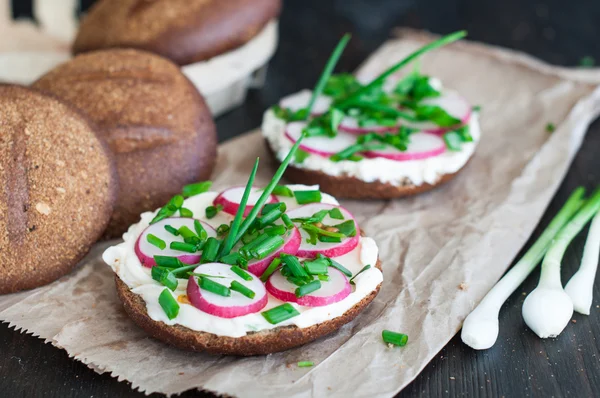 Bruschetta de tomate italiano com legumes picados, ervas e óleo — Fotografia de Stock