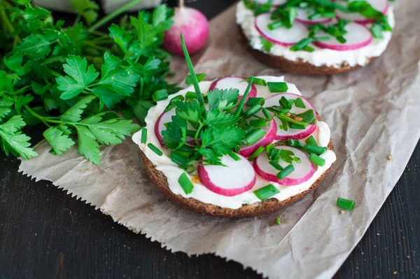 Italian tomato bruschetta with chopped vegetables, herbs and oil — Stock Photo, Image