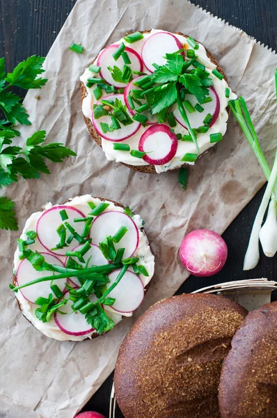 Italian tomato bruschetta with chopped vegetables, herbs and oil — Stock Photo, Image