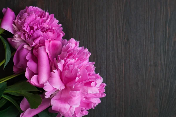 Peonías rosadas sobre fondo rústico de madera — Foto de Stock