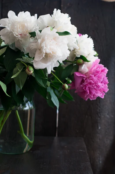 Peônias brancas e rosa em fundo de madeira rústica — Fotografia de Stock