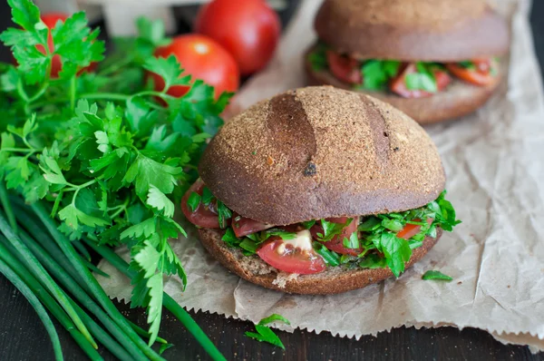 Bruschetta de tomate italiano com legumes picados, ervas e óleo Imagens Royalty-Free