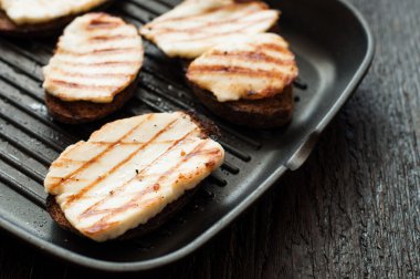 Crostini Kızarmış peynirli ızgara