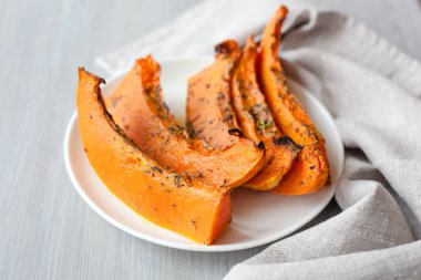 taze pişmiş ve sulu kabak dilimleri