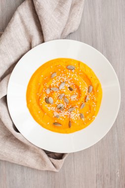 Beyaz bir tabak içinde tohumları ile kabak krem çorba