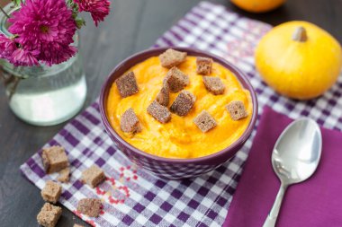 Bir kase içinde tohum ile kabak krem çorbası