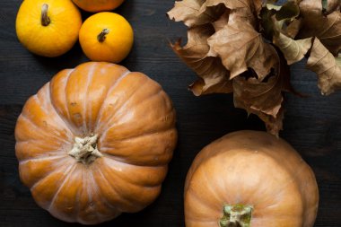 Ahşap bir masa dekor üzerinde büyük kabak