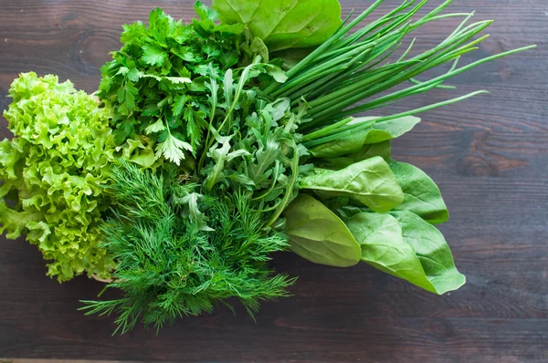 Verduras frescas con lechuga, menta, eneldo y perejil, cebolla de primavera — Foto de Stock