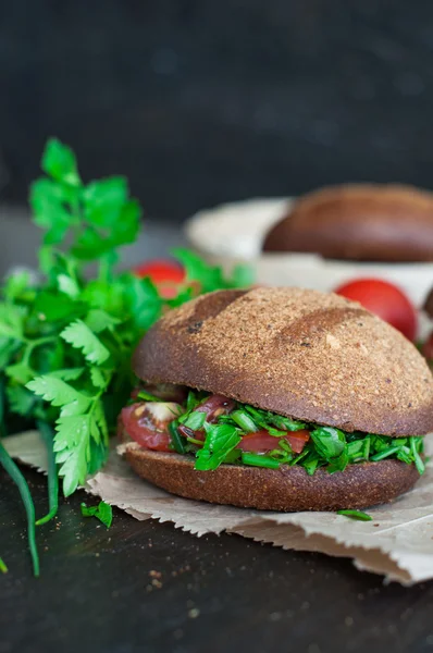 Ιταλική ντομάτα bruschetta με ψιλοκομμένα λαχανικά, χορτάρια και πετρελαίου — Φωτογραφία Αρχείου