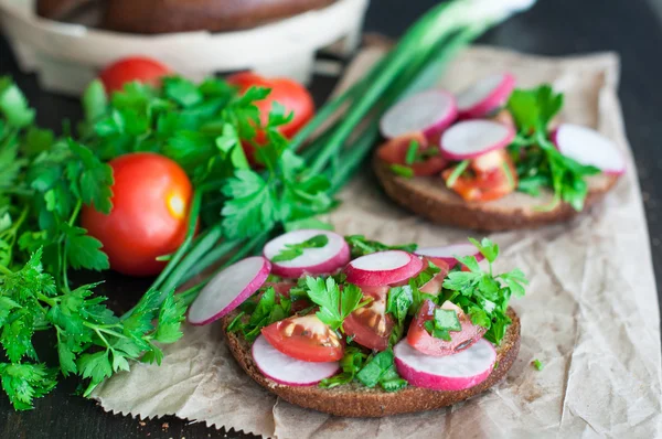 Italian tomato bruschetta with chopped vegetables, herbs and oil — Stock Photo, Image