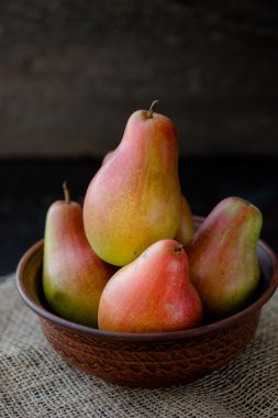 ahşap arka plan üzerinde plaka organik armut