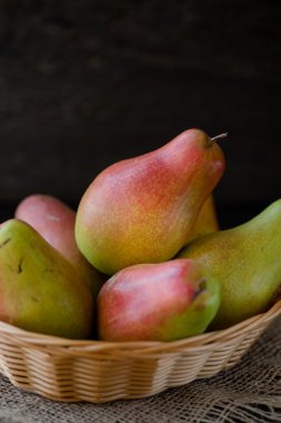 ahşap arka plan üzerinde plaka organik armut