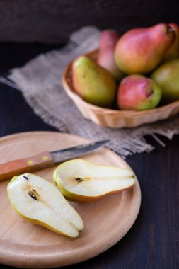 Rustik Ahşap mutfak masasında sulu armut