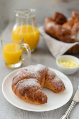 lezzetli kahvaltı taze kruvasanlar ve portakal suyu ile