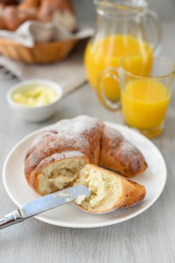 lezzetli kahvaltı taze kruvasanlar ve portakal suyu ile