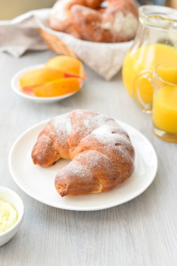 lezzetli kahvaltı taze kruvasanlar ve portakal suyu ile