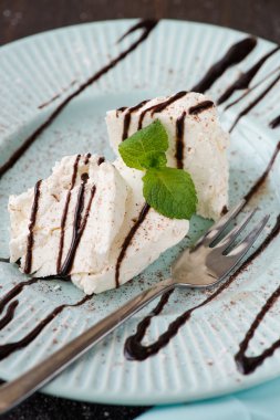 Kahvaltıda çikolata tepesi ile süzme peynir döktü