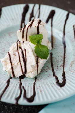 Kahvaltıda çikolata tepesi ile süzme peynir döktü