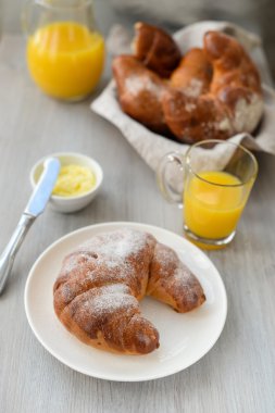 lezzetli kahvaltı taze kruvasanlar ve portakal suyu ile