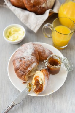 lezzetli kahvaltı taze kruvasanlar ve portakal suyu ile