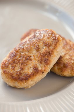 ev yapımı balık pirzola (kek) plaka üzerinde (yakın)